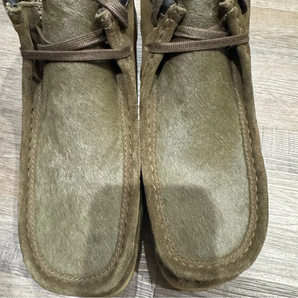 Clarks Wallabee Khaki Pony Hair Vert Olive Interest Suede Chukka Boots